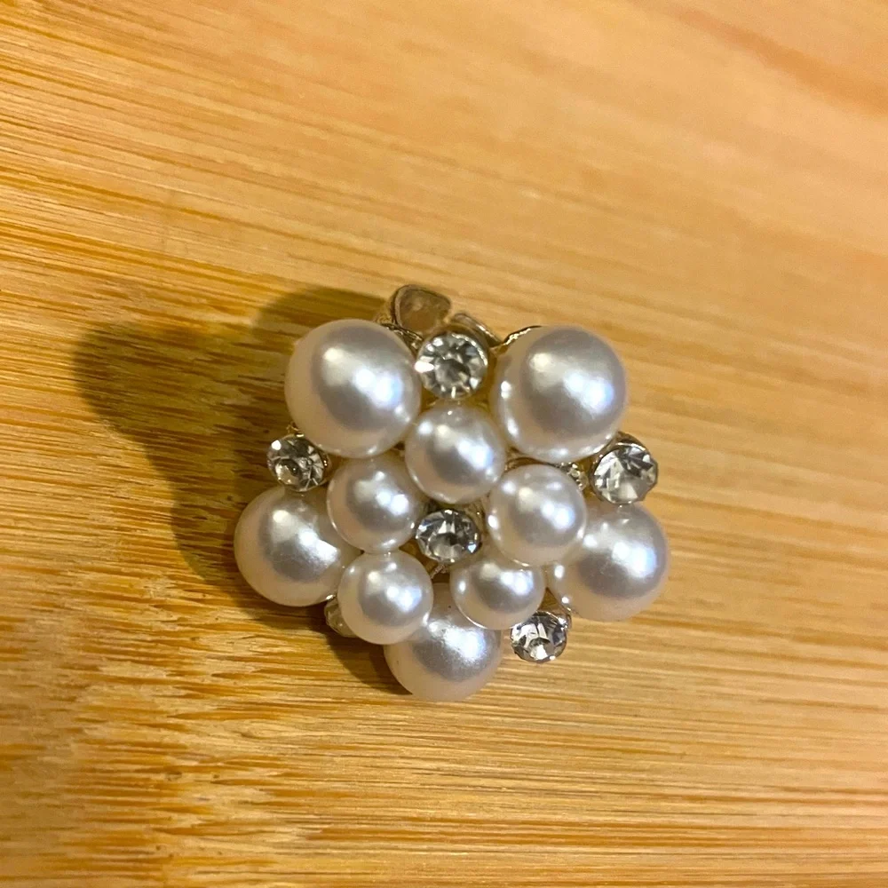 Stunning Faux Pearl and Crystal Cluster Ring - Picture 4 of 4